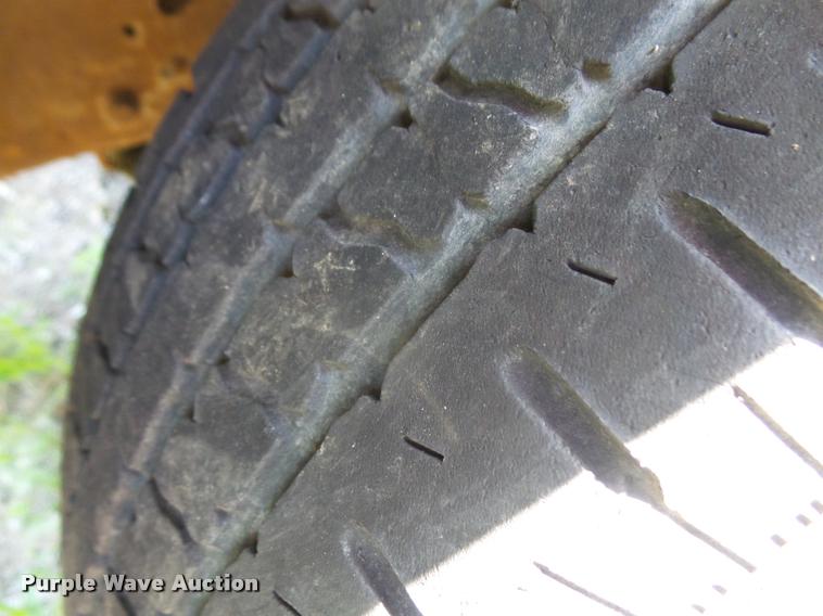 image for item DA6444 1995 Ford F350 Super Duty Crew Cab flatbed pickup truck