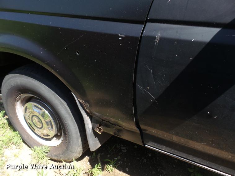 image for item DA6444 1995 Ford F350 Super Duty Crew Cab flatbed pickup truck