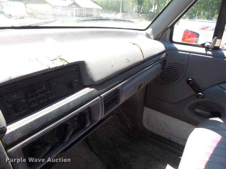 image for item DA6469 1997 Ford F350 Super Duty flatbed pickup truck