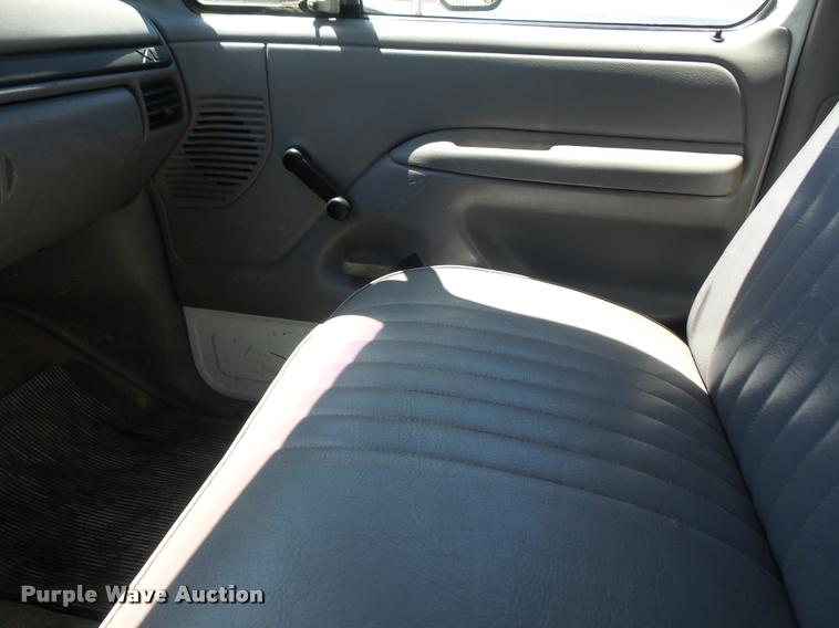 image for item DA6469 1997 Ford F350 Super Duty flatbed pickup truck