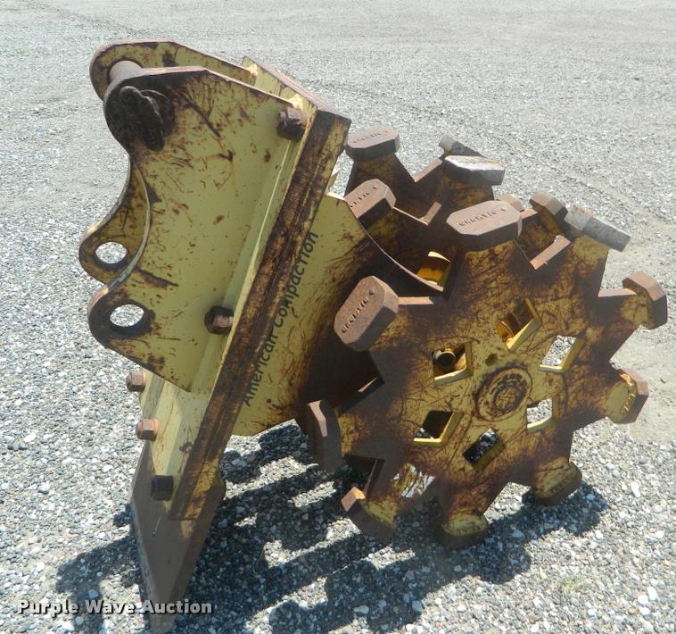 image for item DB1066 John Deere 310SJ trench compactor