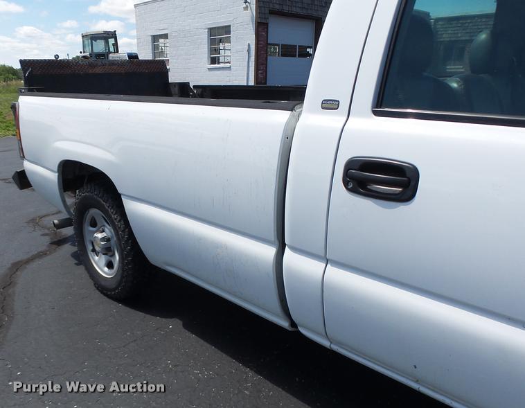 image for item DB1347 2001 Chevrolet Silverado 1500 pickup truck