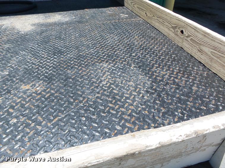 image for item DB5785 2006 Ford F350 Super Duty flatbed pickup truck