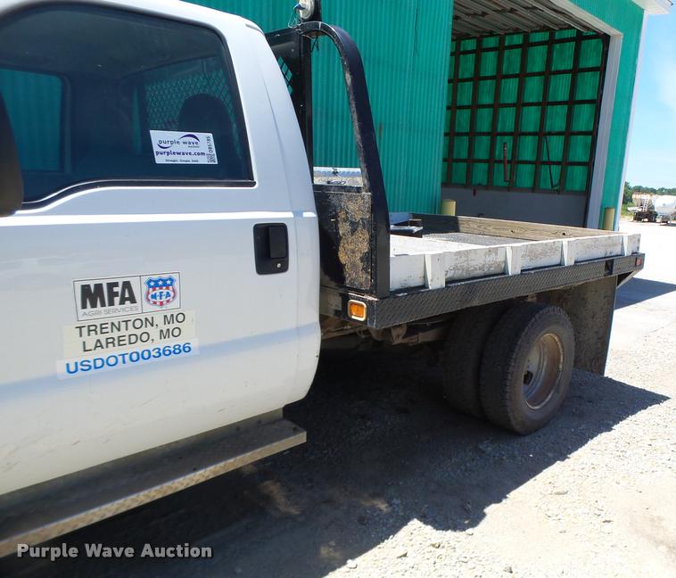 image for item DB5785 2006 Ford F350 Super Duty flatbed pickup truck
