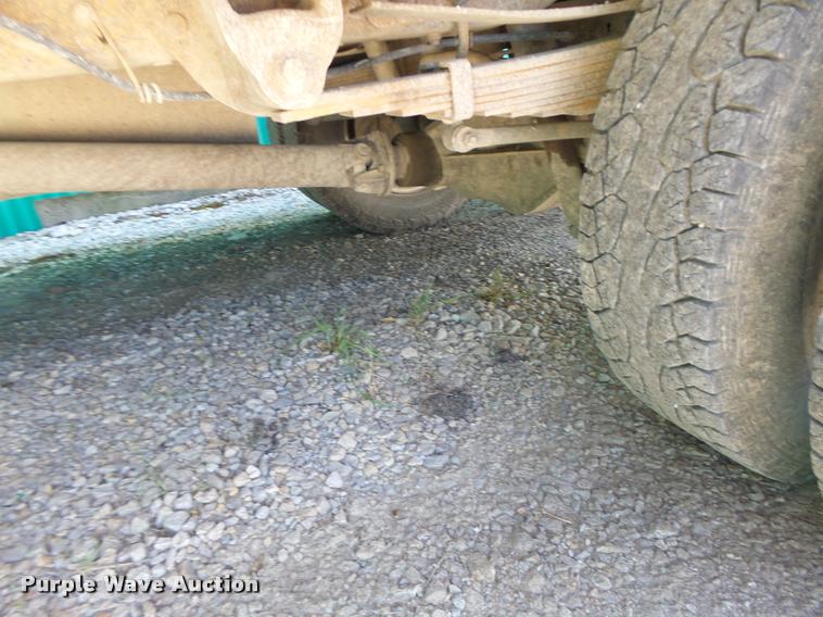 image for item DB5785 2006 Ford F350 Super Duty flatbed pickup truck