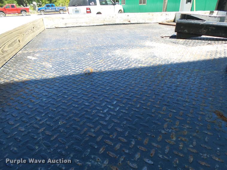 image for item DB5785 2006 Ford F350 Super Duty flatbed pickup truck