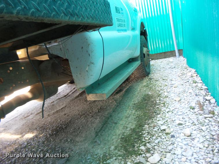 image for item DB5785 2006 Ford F350 Super Duty flatbed pickup truck