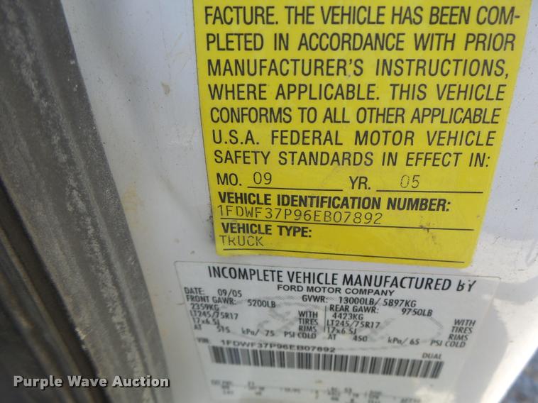 image for item DB5785 2006 Ford F350 Super Duty flatbed pickup truck