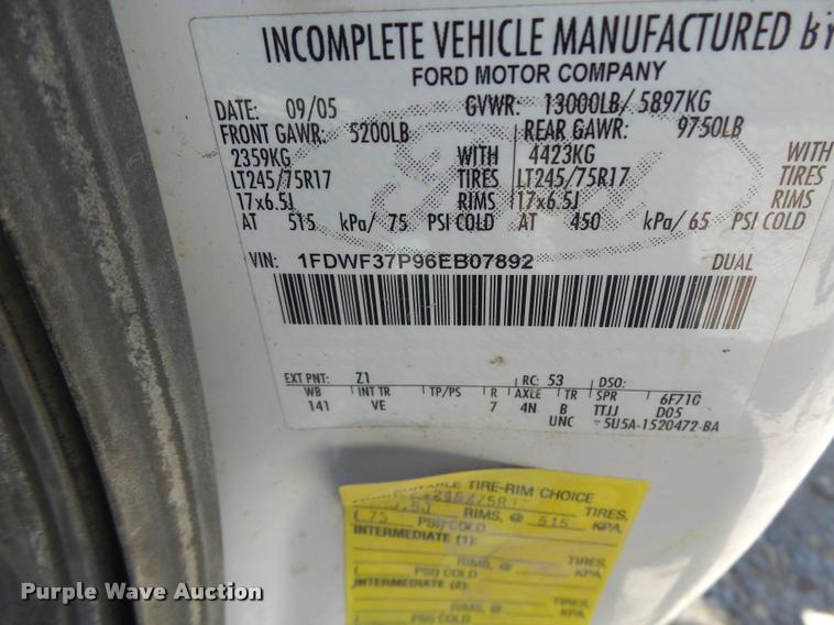 image for item DB5785 2006 Ford F350 Super Duty flatbed pickup truck