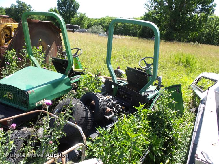 image for item DJ9545 (2) John Deere lawn mowers