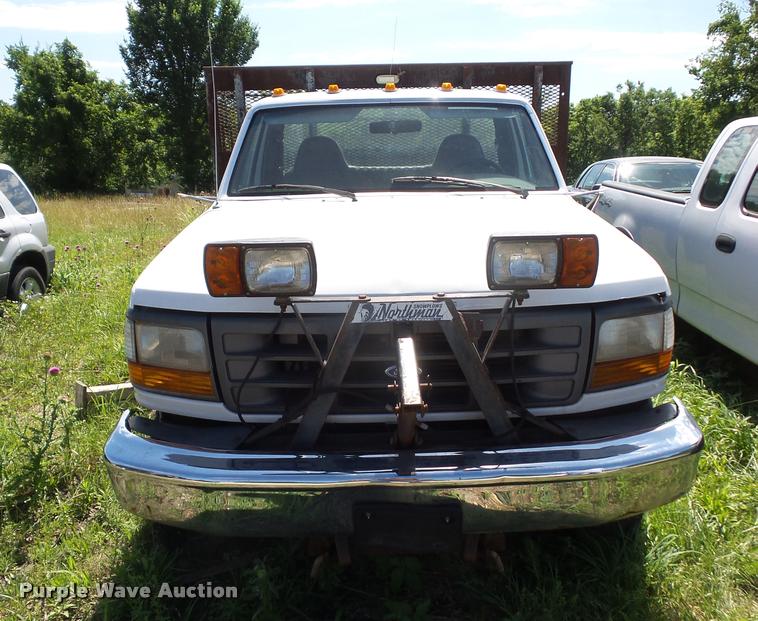 image for item DJ9555 1997 Ford F350 flatbed pickup truck