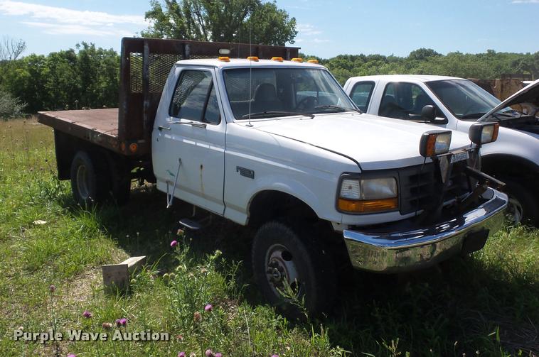 image for item DJ9555 1997 Ford F350 flatbed pickup truck