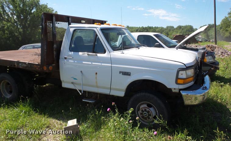image for item DJ9555 1997 Ford F350 flatbed pickup truck