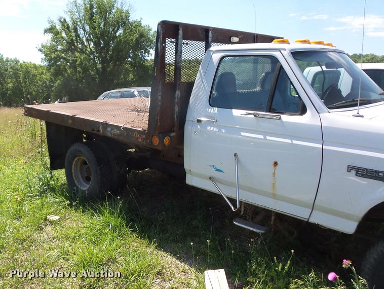 image for item DJ9555 1997 Ford F350 flatbed pickup truck