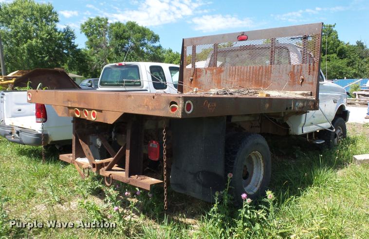 image for item DJ9555 1997 Ford F350 flatbed pickup truck