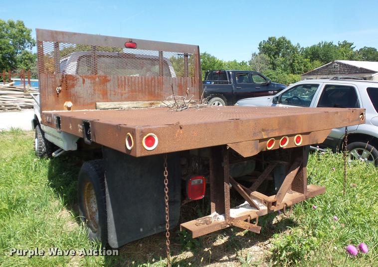 image for item DJ9555 1997 Ford F350 flatbed pickup truck