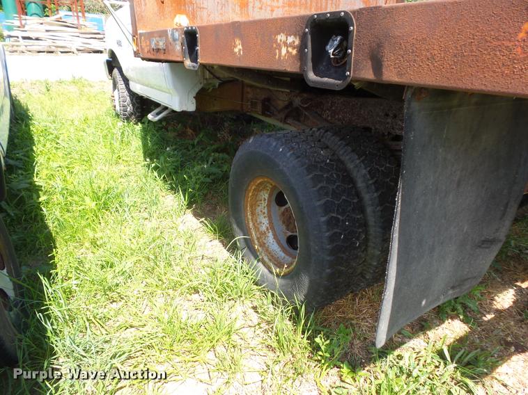image for item DJ9555 1997 Ford F350 flatbed pickup truck