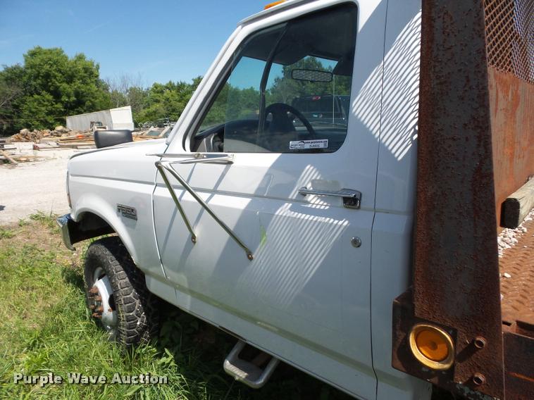 image for item DJ9555 1997 Ford F350 flatbed pickup truck
