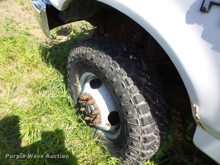 image for item DJ9555 1997 Ford F350 flatbed pickup truck