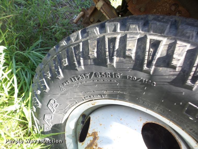 image for item DJ9555 1997 Ford F350 flatbed pickup truck