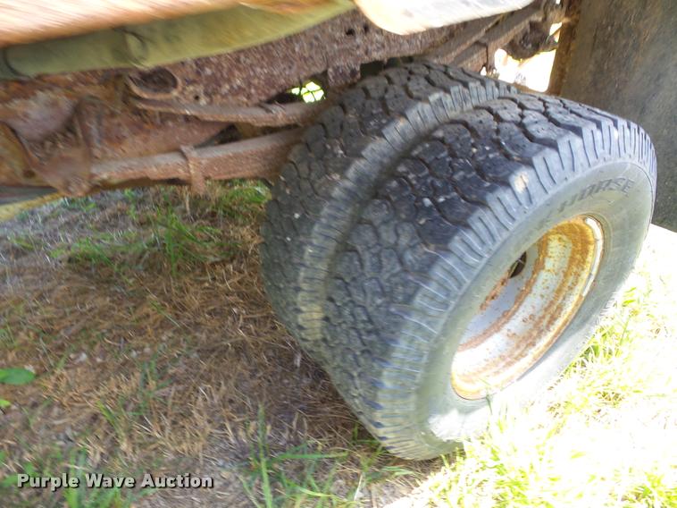 image for item DJ9555 1997 Ford F350 flatbed pickup truck