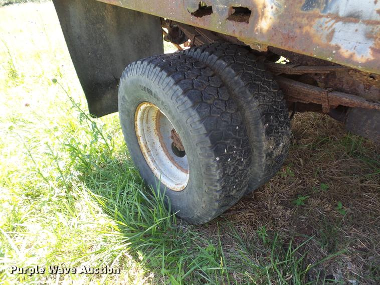 image for item DJ9555 1997 Ford F350 flatbed pickup truck