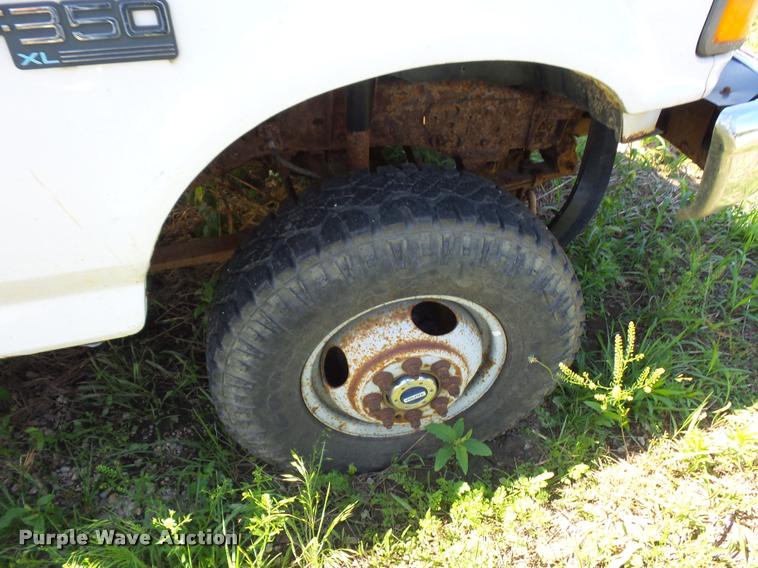 image for item DJ9555 1997 Ford F350 flatbed pickup truck