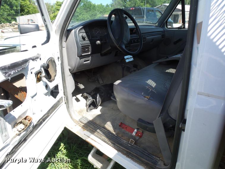 image for item DJ9555 1997 Ford F350 flatbed pickup truck