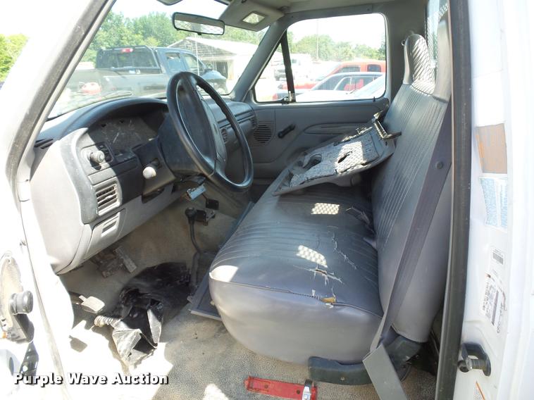 image for item DJ9555 1997 Ford F350 flatbed pickup truck