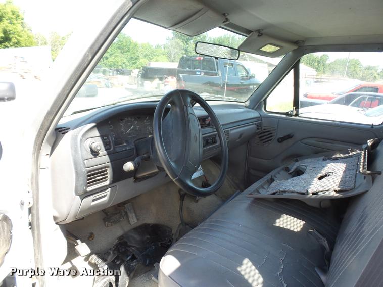 image for item DJ9555 1997 Ford F350 flatbed pickup truck