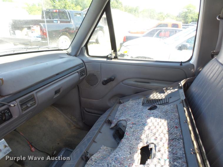 image for item DJ9555 1997 Ford F350 flatbed pickup truck