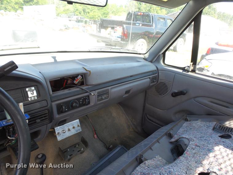 image for item DJ9555 1997 Ford F350 flatbed pickup truck