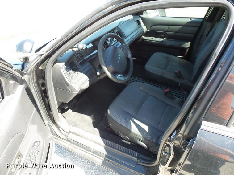 image for item DJ9561 2007 Ford Crown Victoria Police Interceptor