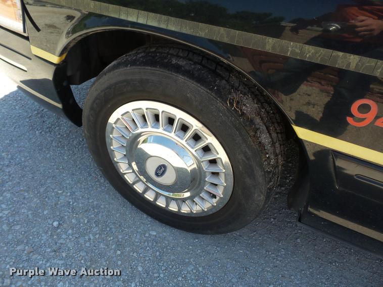 image for item DJ9563 1999 Ford Crown Victoria Police Interceptor