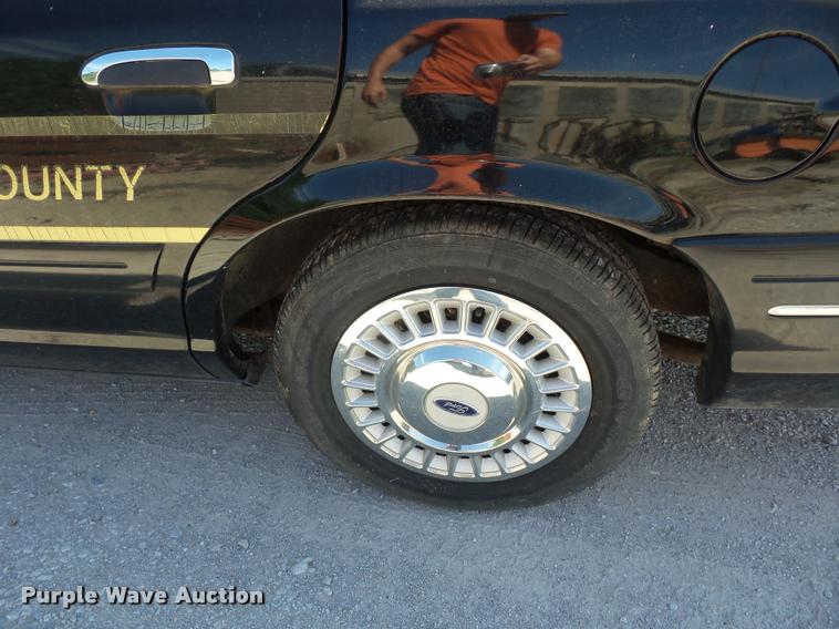 image for item DJ9563 1999 Ford Crown Victoria Police Interceptor