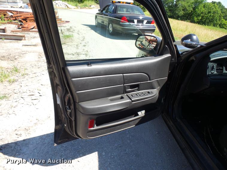 image for item DJ9564 2006 Ford Crown Victoria Police Interceptor