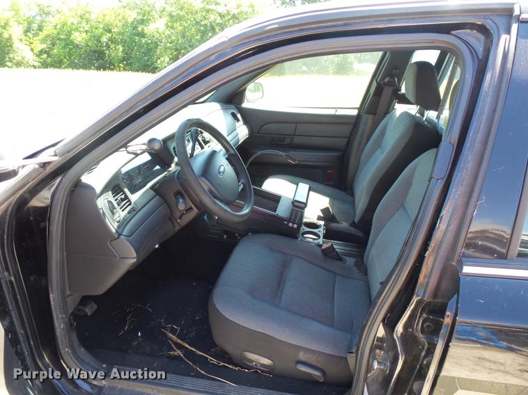 image for item DJ9564 2006 Ford Crown Victoria Police Interceptor