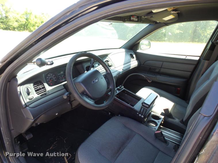 image for item DJ9564 2006 Ford Crown Victoria Police Interceptor
