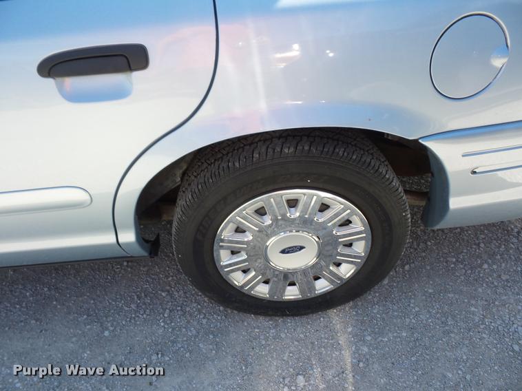 image for item DJ9568 2005 Ford Crown Victoria Police Interceptor