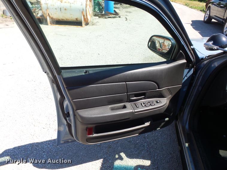 image for item DJ9568 2005 Ford Crown Victoria Police Interceptor