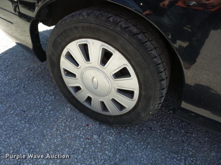 image for item DJ9569 2006 Ford Crown Victoria Police Interceptor