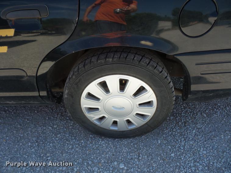 image for item DJ9569 2006 Ford Crown Victoria Police Interceptor