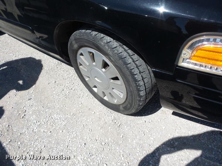 image for item DJ9569 2006 Ford Crown Victoria Police Interceptor