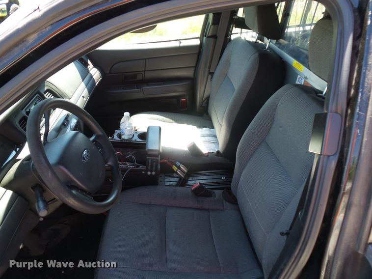 image for item DJ9570 2006 Ford Crown Victoria Police Interceptor