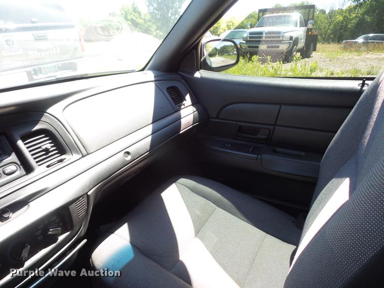 image for item DJ9571 2006 Ford Crown Victoria Police Interceptor