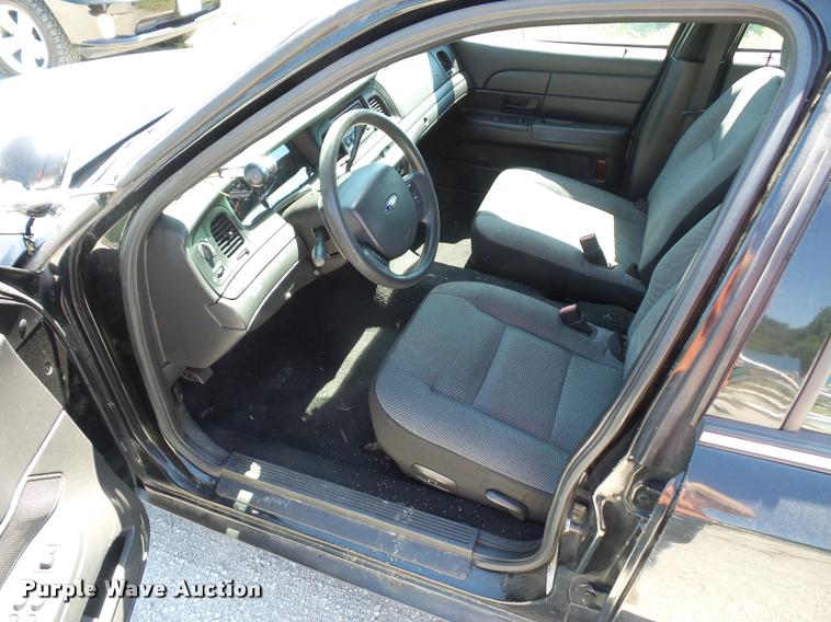 image for item DJ9572 2006 Ford Crown Victoria Police Interceptor