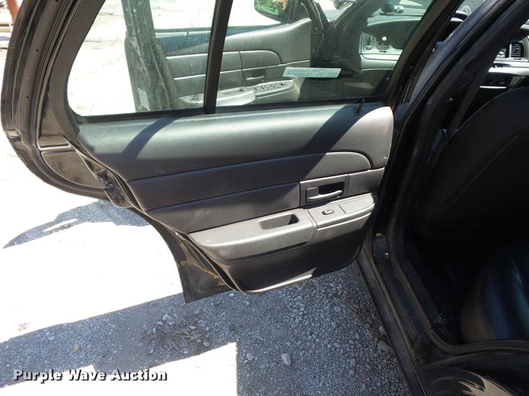 image for item DJ9573 2006 Ford Crown Victoria Police Interceptor