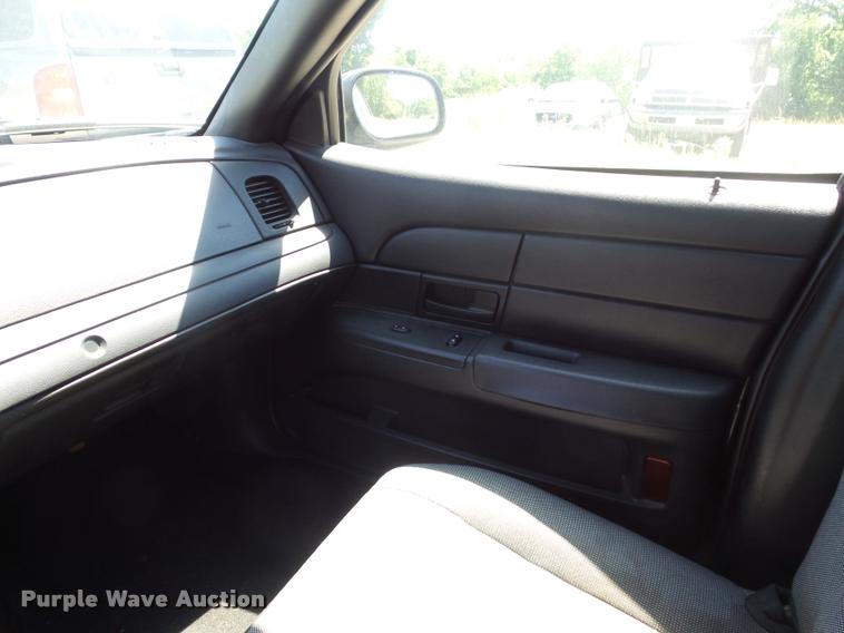 image for item DJ9573 2006 Ford Crown Victoria Police Interceptor