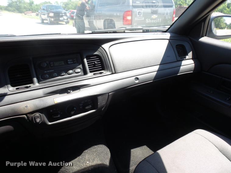 image for item DJ9573 2006 Ford Crown Victoria Police Interceptor
