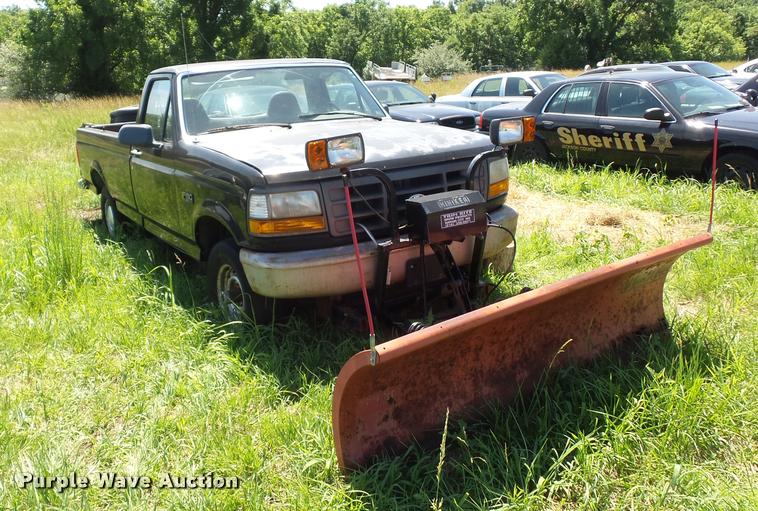 image for item DJ9576 1995 Ford F150 pickup truck